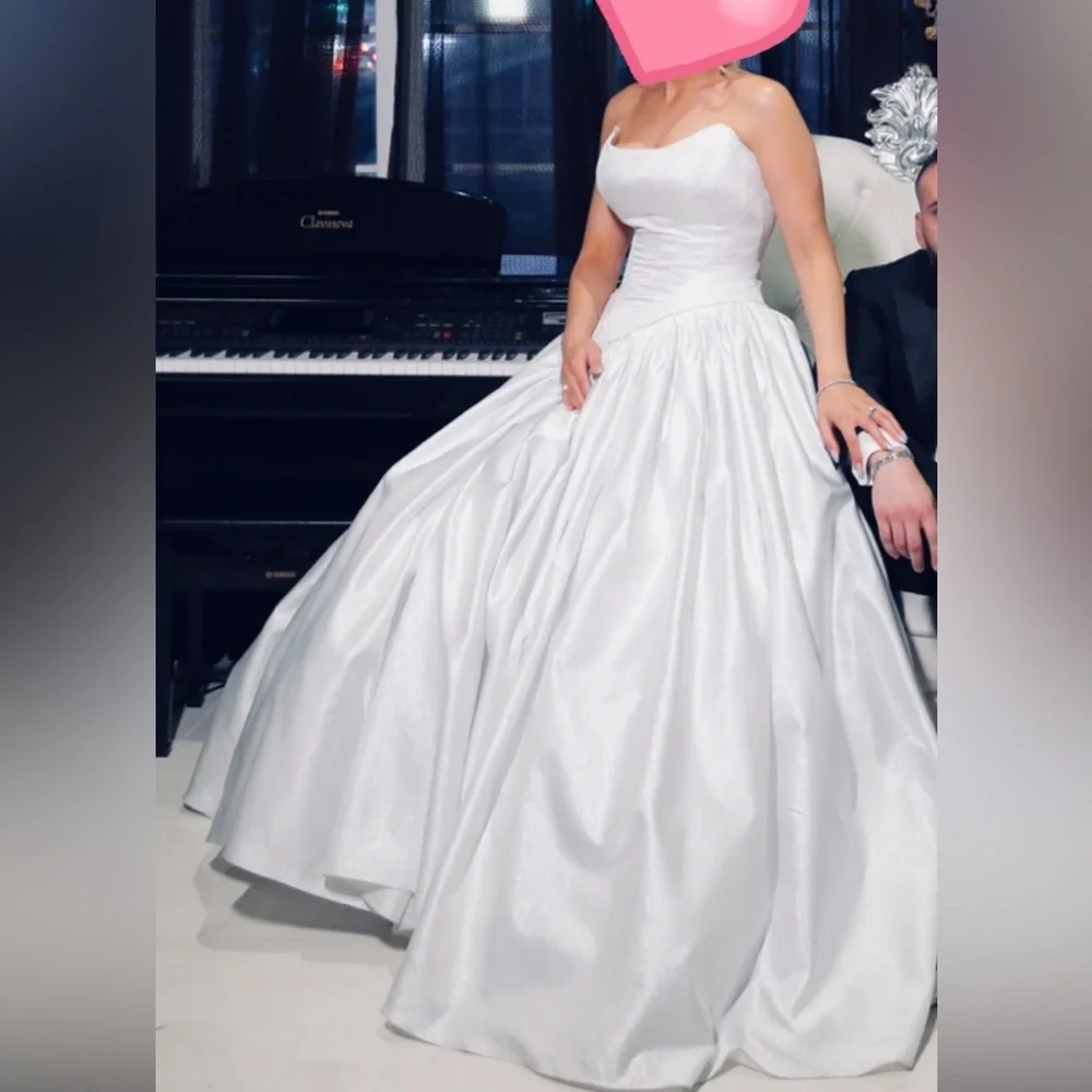 Custom made wedding dress - Picture 1 of 3